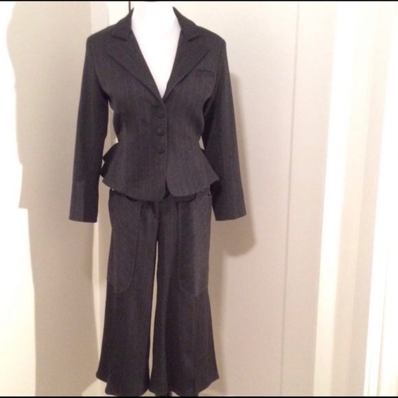 EUC LOUIS VERDAD cropped pant suit. Hard to find.